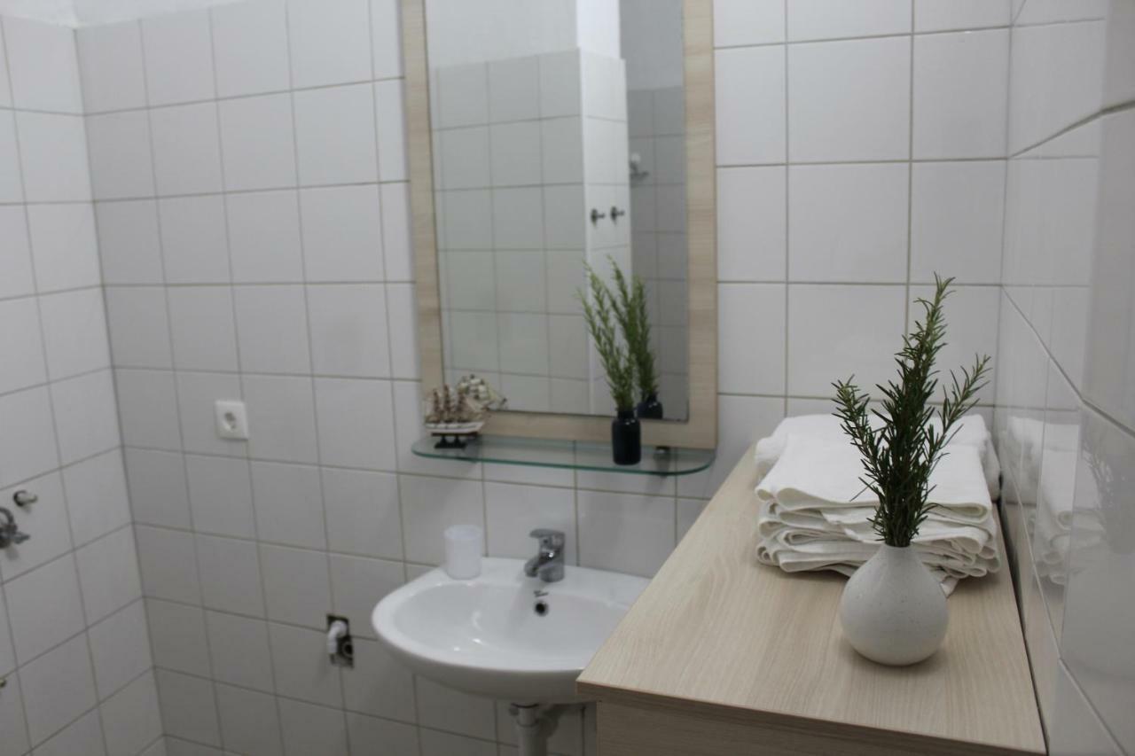 Apartments Andrea Вела Лука Екстериор снимка