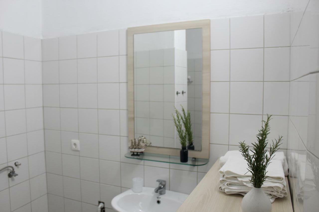 Apartments Andrea Вела Лука Екстериор снимка