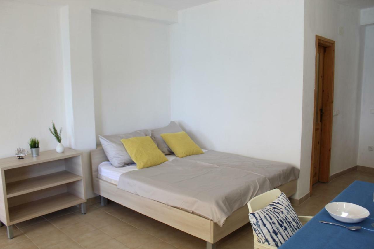 Apartments Andrea Вела Лука Екстериор снимка