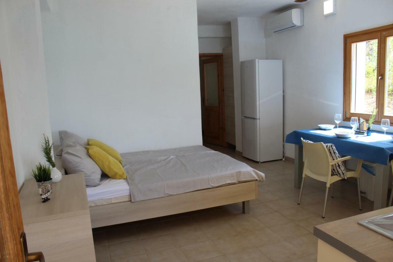 Apartments Andrea Вела Лука Екстериор снимка
