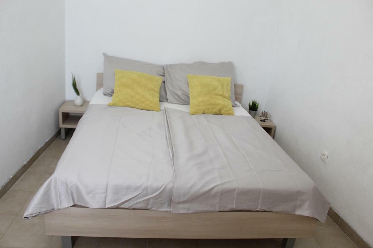 Apartments Andrea Вела Лука Екстериор снимка